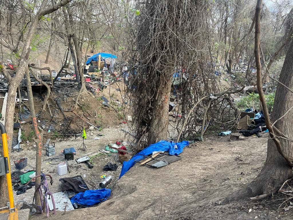 Durante un aviso de bandera roja, se pide que no se arroje cigarrillos o fósforos desde un vehículo en movimiento. Pueden prender fuego a la hierba seca al costado del camino y convertirse en un incendio forestal.