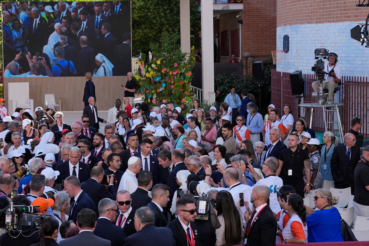 El papa León XIV visita el centro del Proyecto Social CEDIA 24 Horas en Madrid.
