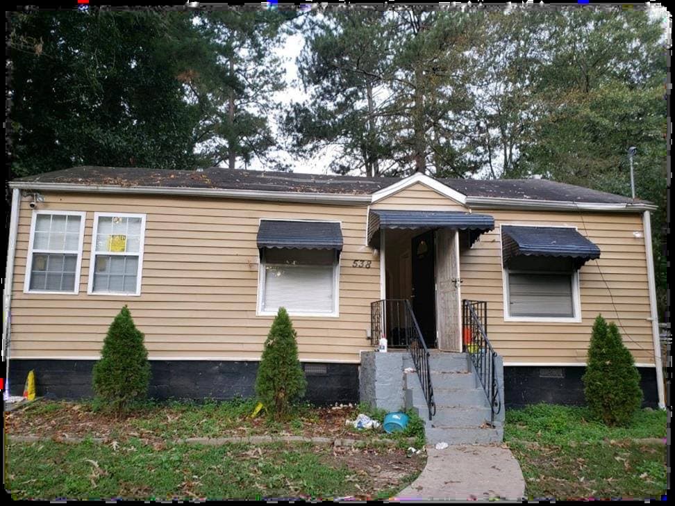 La Policía de Atlanta halló en la casa ubicada en 538 Cedar Ave NW, gran cantidad de marihuana, armas de fuego y dulces contaminados, según el informe.