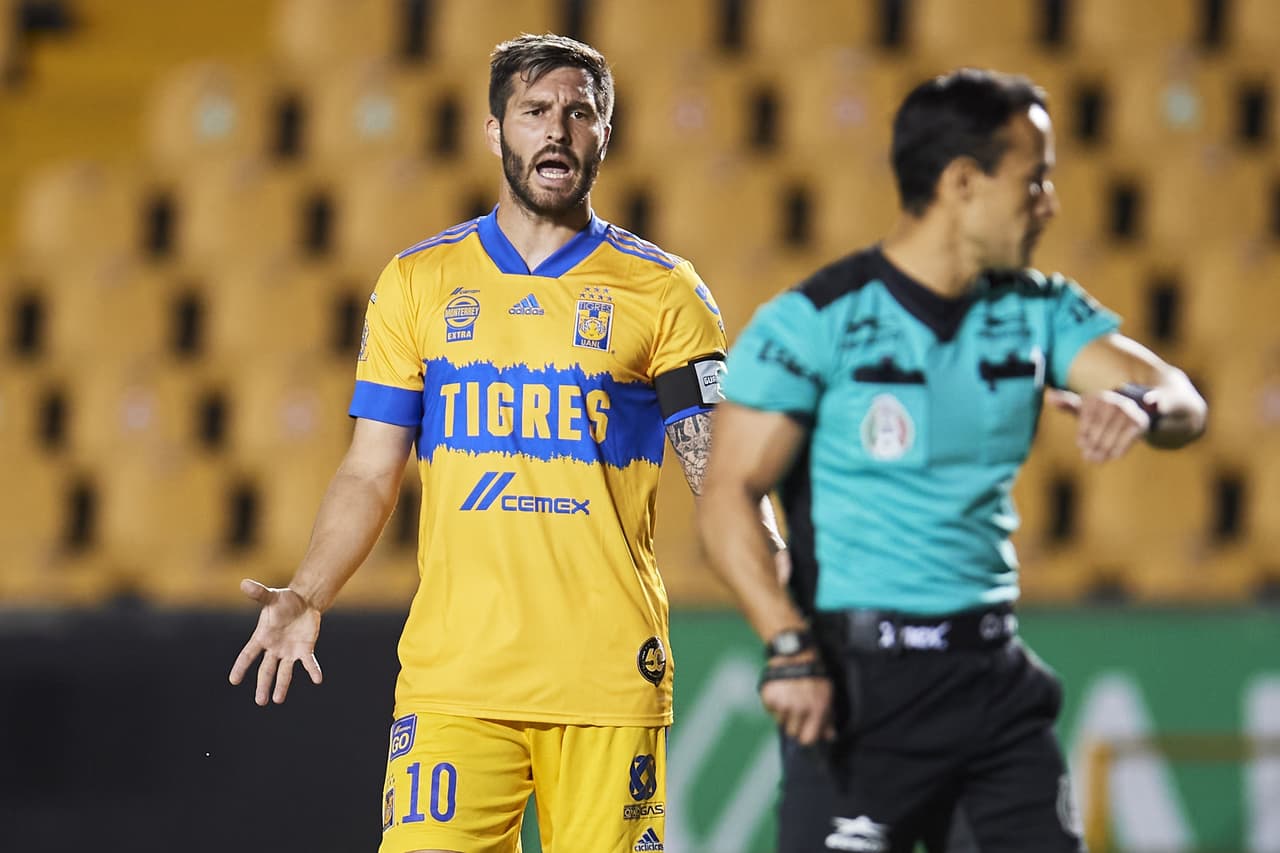 Gignac estalla contra el arbitraje por gol anulado ante Atlas