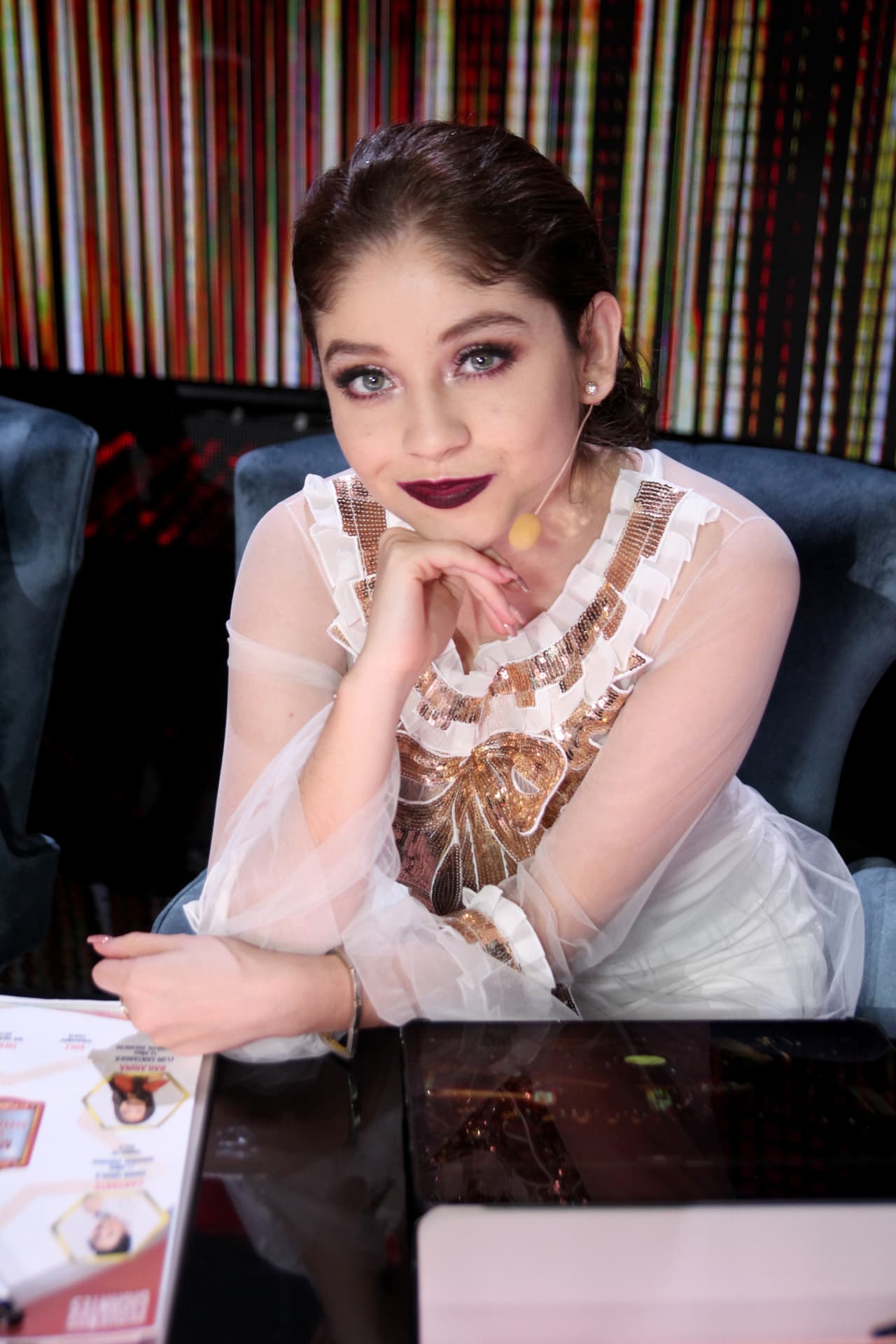 Karol Sevilla llegó a Pequeños Gigantes usando un enterizo corto color blanco, que incluía una larga capa de gasa y un moño dorado. Eligió un atuendo largo "porque el programa es de noche".