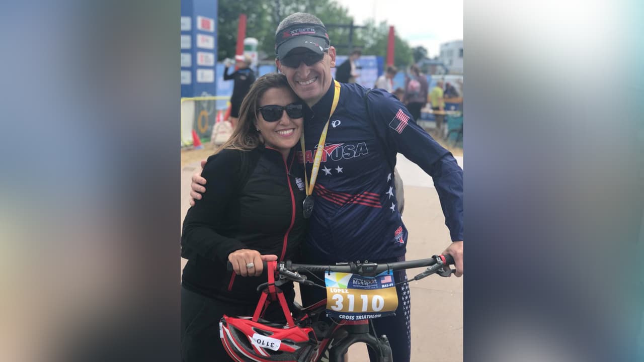 Con la ayuda de su esposa, Andrea Pinzón, el triatlón se transmitió a través de las redes sociales.
