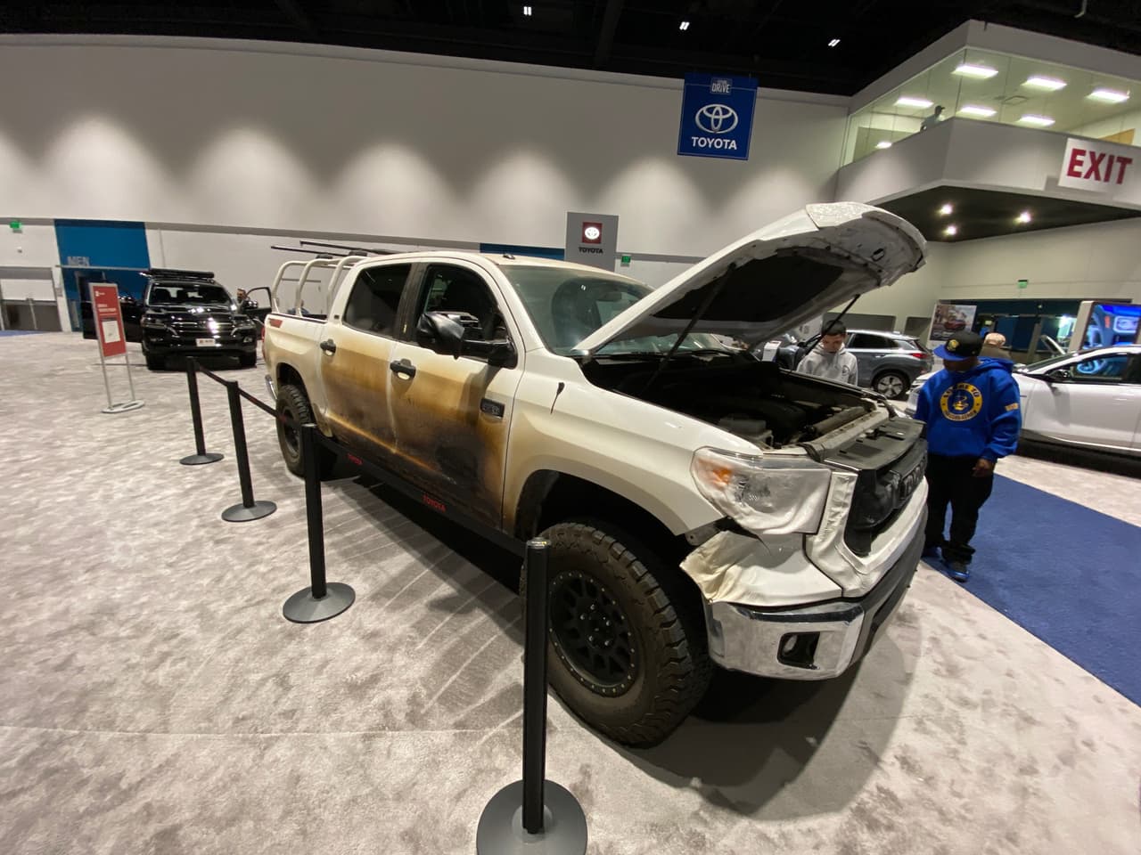 El Auto Show también cuenta con historia, como esta camioneta chocada y con quemaduras a un costado que fue utilizada para rescatar gente durante uno de los incendios forestales de California.