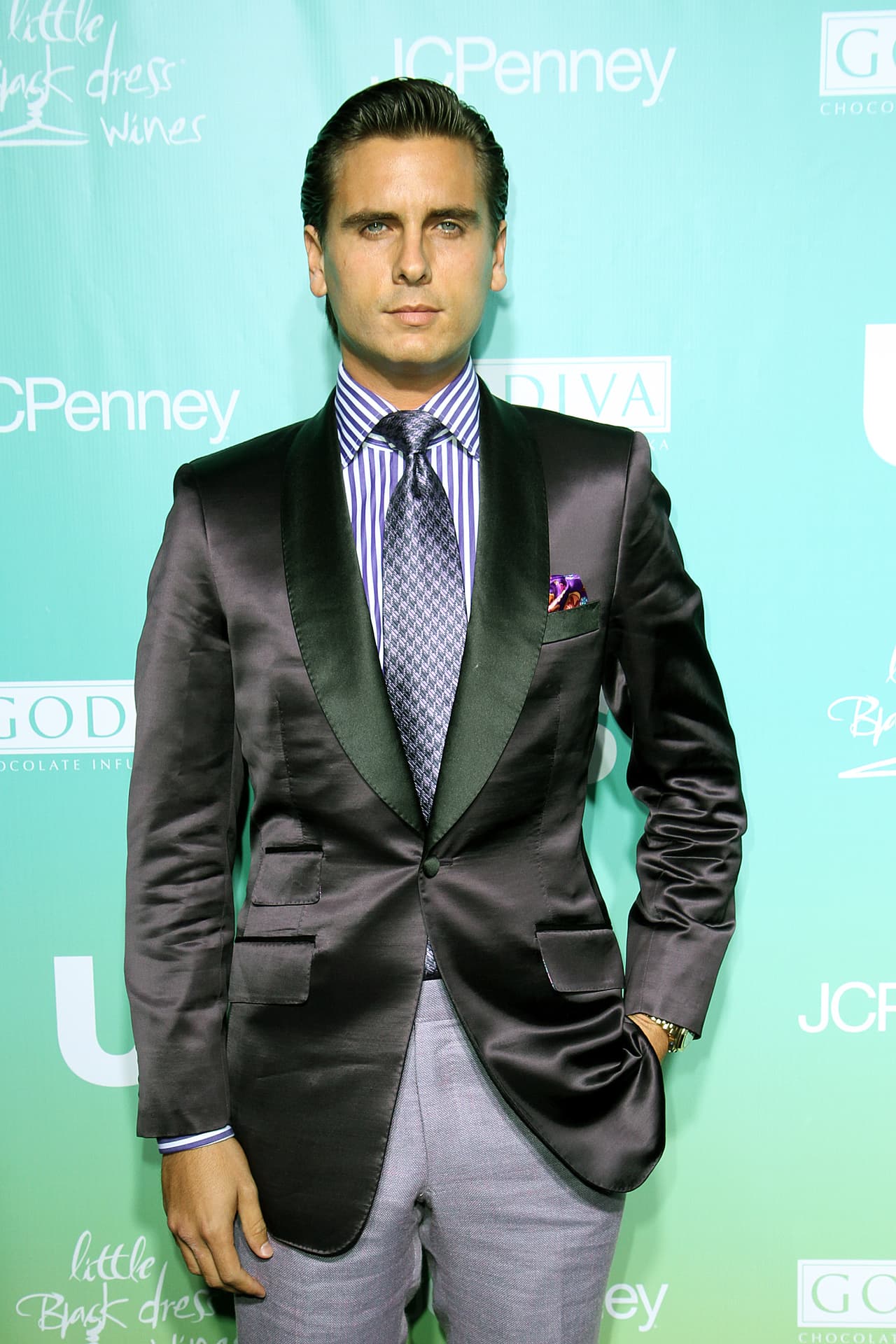 Su característica personalidad lo hace lucir aún mejor.