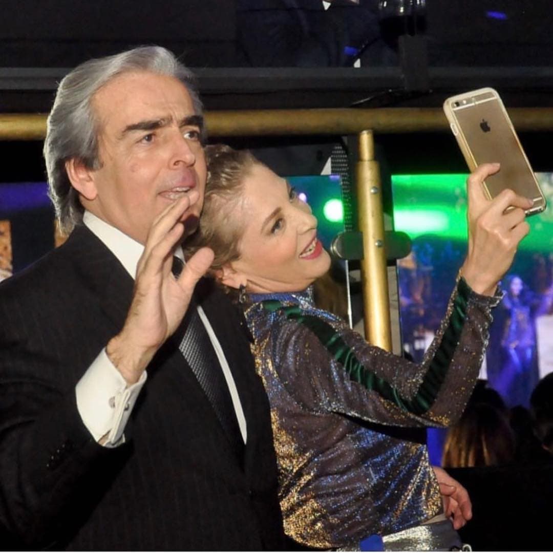 La familia había decidido guardarse otros detalles sobre la adolescente, pero el de su custodia quedó al descubierto en un documento legal, fechado el 5 de julio de 2019. Y es que mientras Edith González estaba viva, su hija vivía con ella y su esposo, el economista Lorenzo Lazo, pero al fallecer la actriz, se desconocía si la menor quedaba
<b><a href="https://www.univision.com/famosos/tres-preguntas-por-responder-a-una-semana-de-la-muerte-de-edith-gonzalez">al cuidado de su tío Víctor Manuel González o de su padre biológico, Santiago Creel</a></b>.