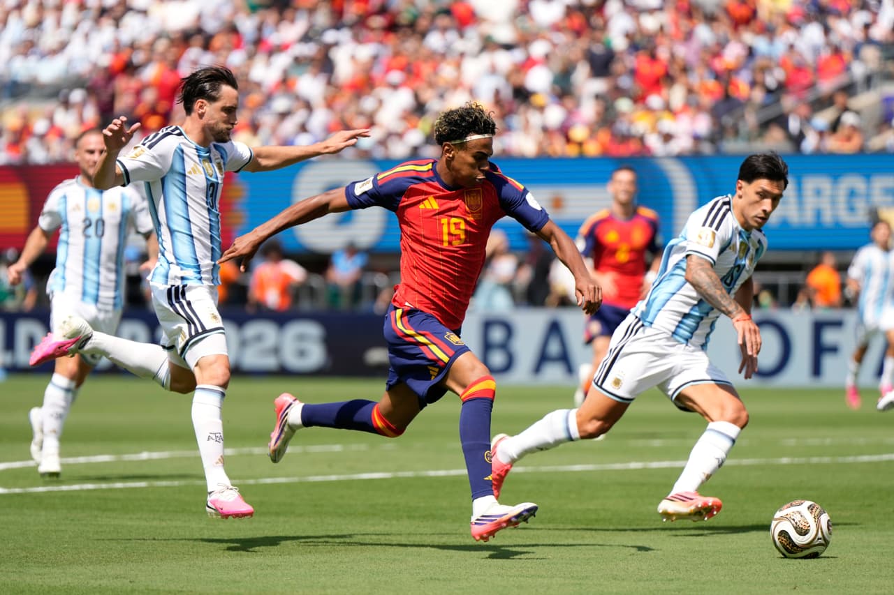 Lamine Yamal corre con el balón.
