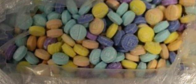Así lucen algunas de las primeras píldoras de fentanilo “arcoíris” descubiertas en territorio de Arizona.