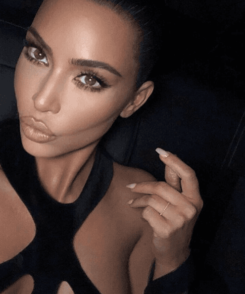 Una de las tendencias del 2019 es dejar un poco despeinada la parte inicial de tu ceja, es decir, que no empieces con el lápiz desde el inicio, sino que dejes un poco sin pintura para dar un aspecto desvanecido.