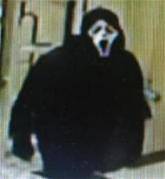 Ladrón caracterizado como personaje de la película "Scream" roba un hotel en Warrenville