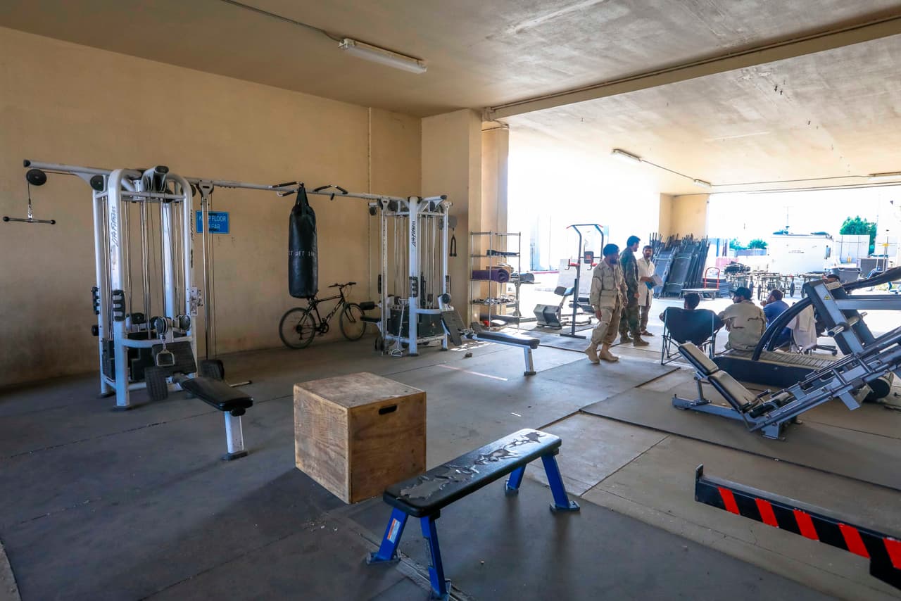 Soldados del ejército afgano dentro del gimnasio que era utilizado por los militares estadounidenses en Bagram, el 6 de julio. Esta base se encuentra a unas 30 millas al norte de la capital afgana.
<br>
<br>Un alto funcionario militar estadounidense
<a href="https://www.npr.org/2021/07/06/1013319188/the-u-s-left-an-afghan-airfield-at-night-without-telling-the-new-commander"><u>dijo a NPR en condición de anonimato</u></a> que la aparente descoordinación en la salida de tropas de Estados Unidos de la base de Bagram se debió a un problema de comunicación.