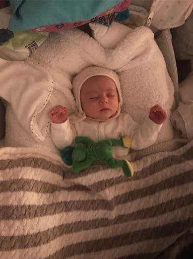 Tiernamente dormida, Lúa luce de lo más angelical ¡Está divina!