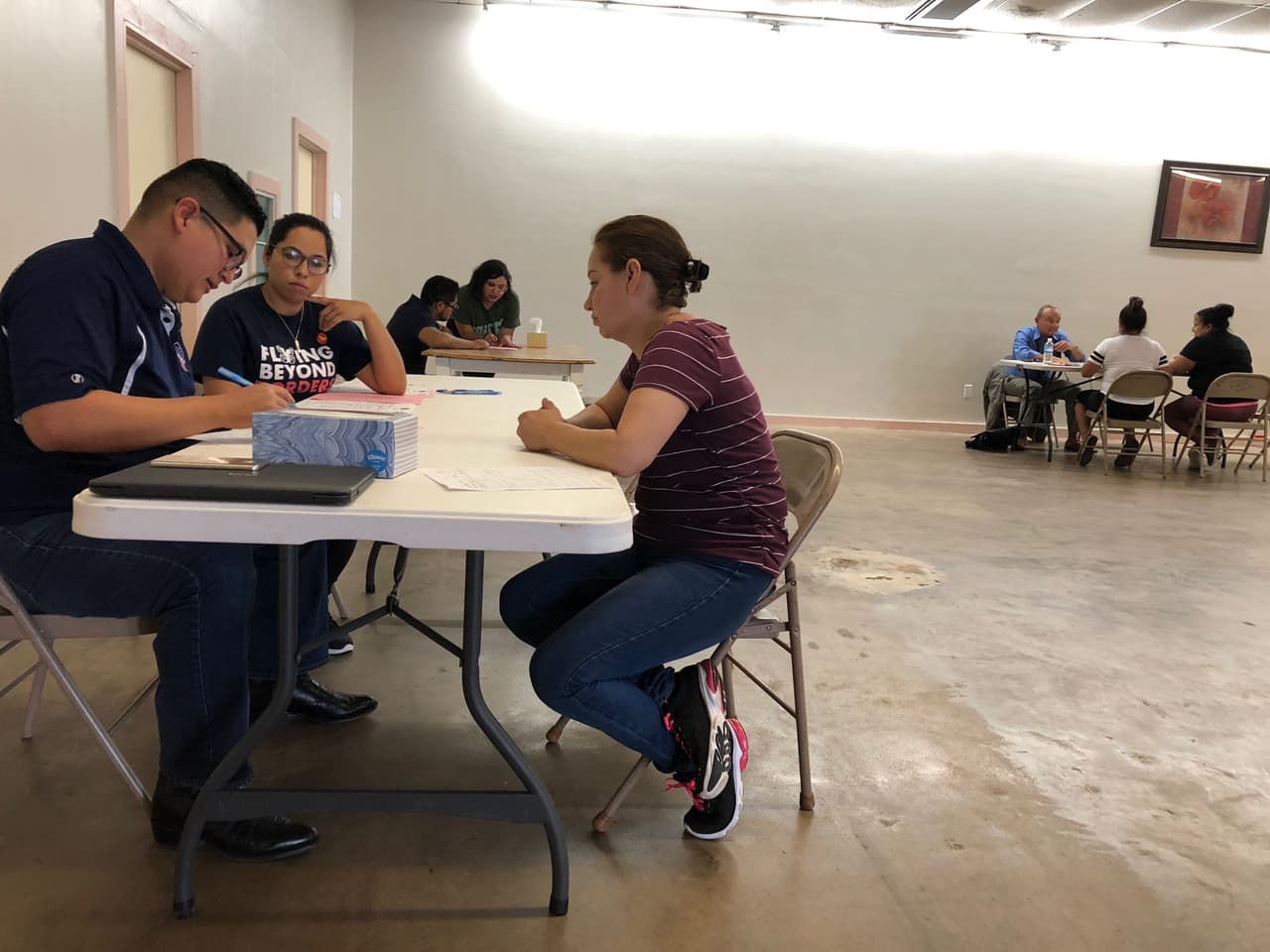 Laura García consulta con expertos sobre la situación migratoria de su marido. Abogados estaba atendiendo gratuitamente a los afectados.