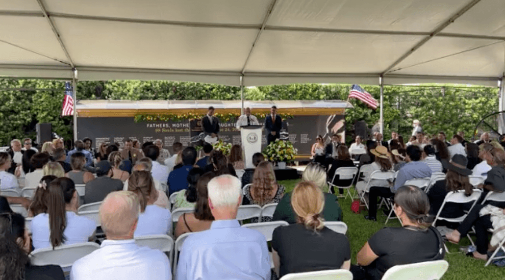 <a href="https://www.facebook.com/MiamiDadeFireRescue/videos/777620080700011" target="_blank">Aquí puedes ver la ceremonia.</a>