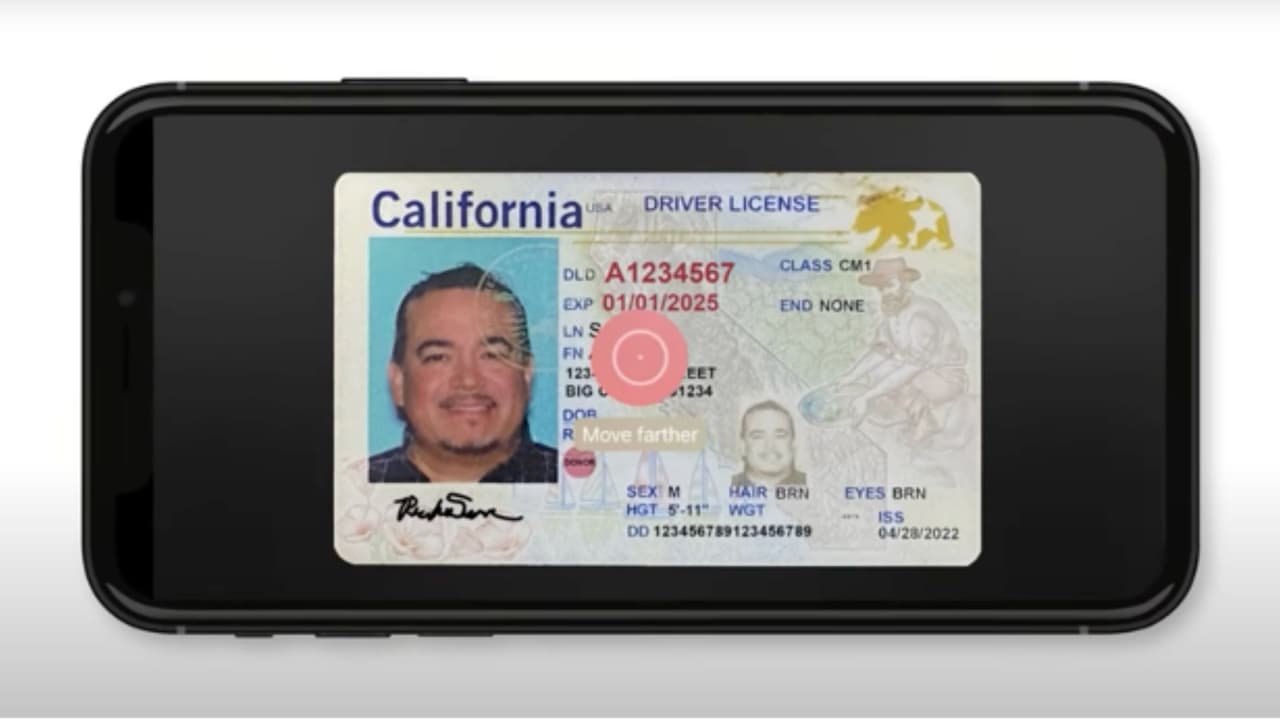 <h2 class="cms-H2-H2">¿Qué es la licencia de conducir digital de California?</h2>
<br>
<br>Se trata de un documento digital que avala que
<b> eres una persona capacitada para conducir un vehículo motorizado</b> en California y que conoces las reglas de tránsito del estado dorado.
<br>
<br>Además, este documento
<a href="https://www.univision.com/local/sacramento-kuvs/licencia-de-conducir-digital-california-como-solicitarla-dmv" target="_blank">lo puedes llevar en tu teléfono celular</a>, en una “cartera” o wallet del Departamento de Vehículos Motorizados.
