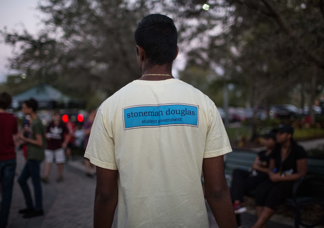 Arvind Geer, de 17 años, con su camiseta de la asociación del gobierno estudiantil de la que forma parte desde hace menos de un año. “La escuela es nuestro hogar. Nos hemos reunido como comunidad”, dijo mientras saludaba a compañeros que iban llegando.