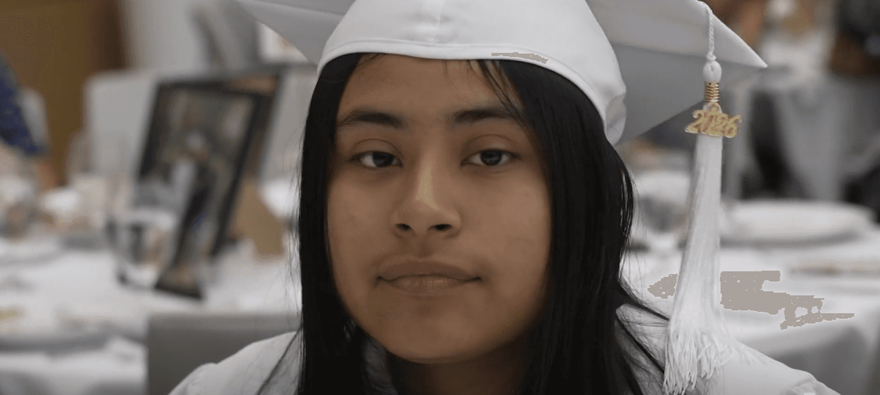 Durante la graduación de Eileen Ailyin del Programa del Consejo de México Americano Mac su padre no estuvo presente porque fue deportado a Guatemala.
