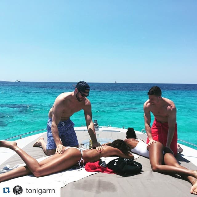 A bordo las cosas se pusieron muy calientes. Así se dieron masajitos.