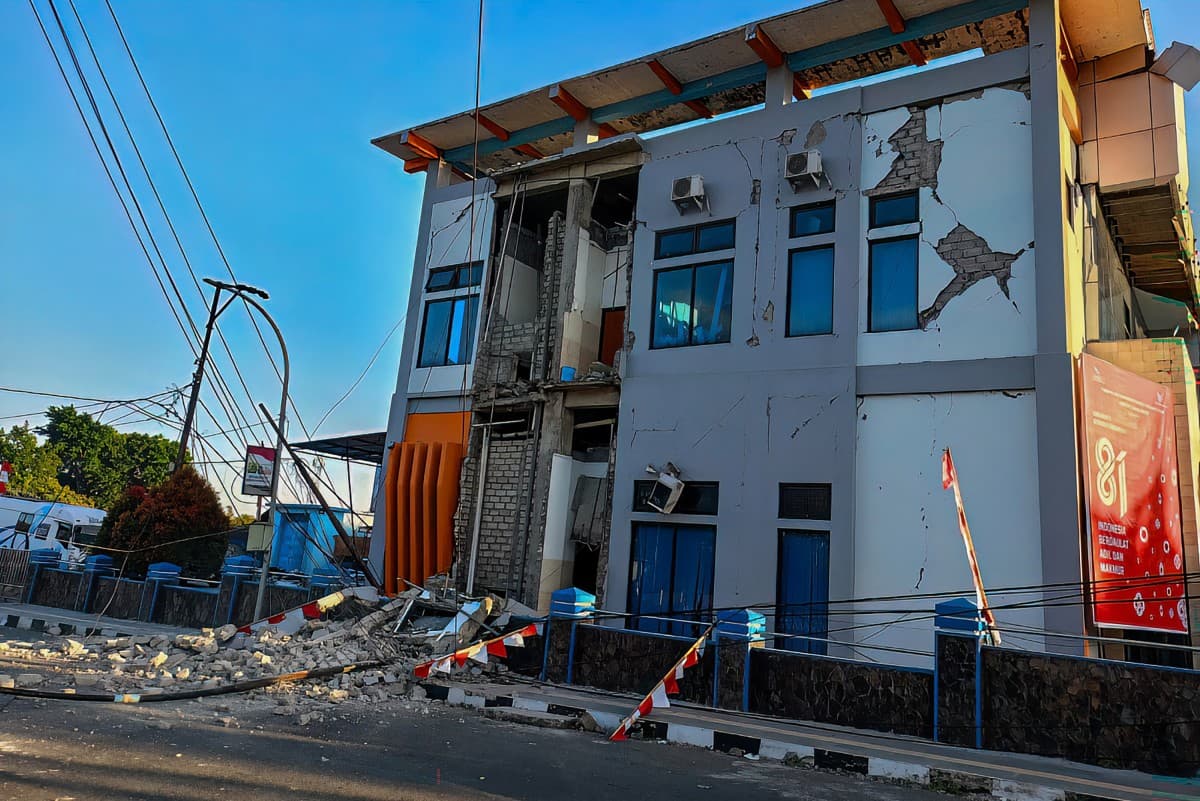 Un sismo de magnitud 7.7 se registra en Indonesia y se emite alerta de tsunami