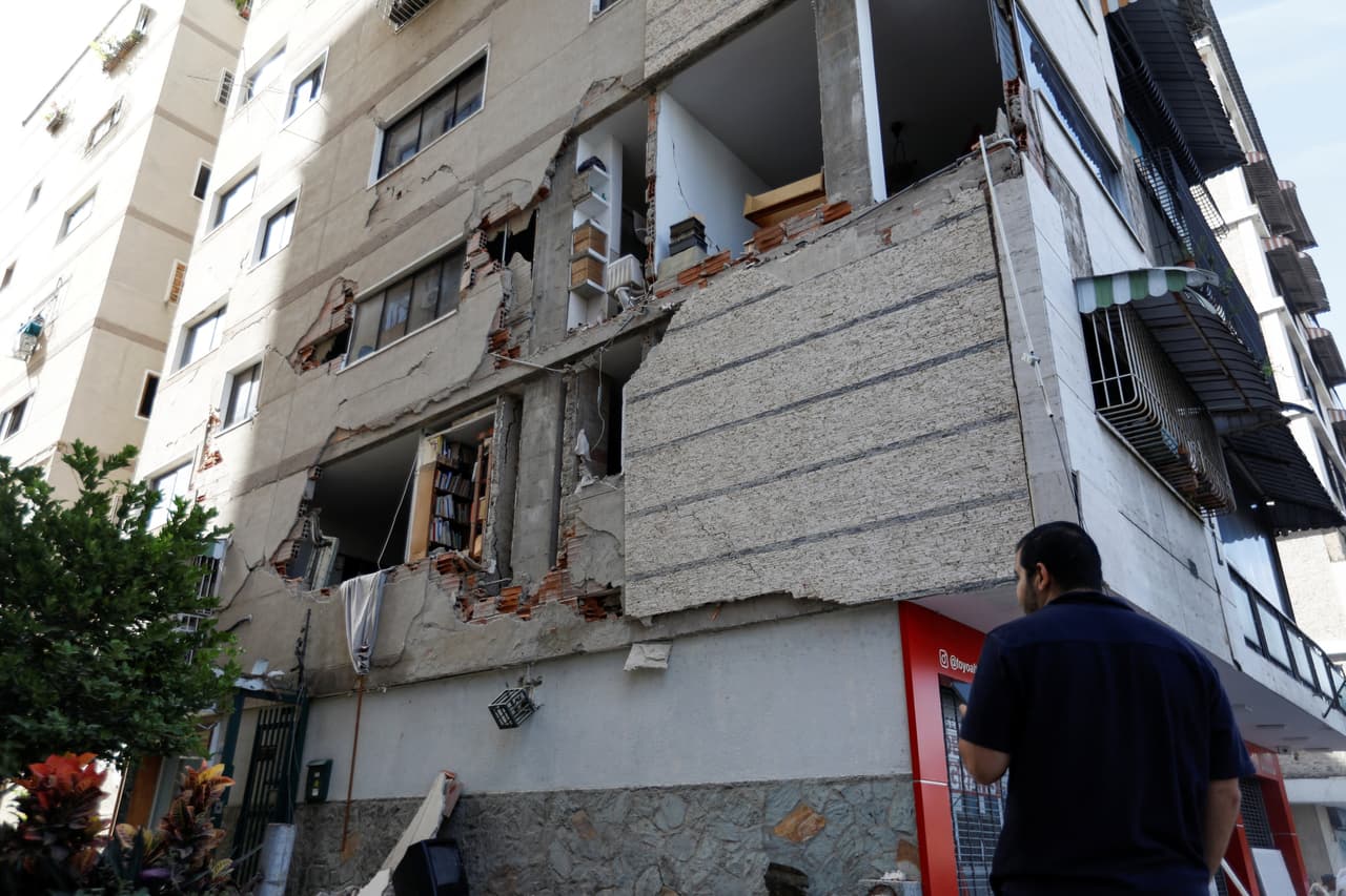 Un hombre observa un edificio dañado por los terremotos que azotaron el país, en Caracas, Venezuela, el 25 de junio de 2026.