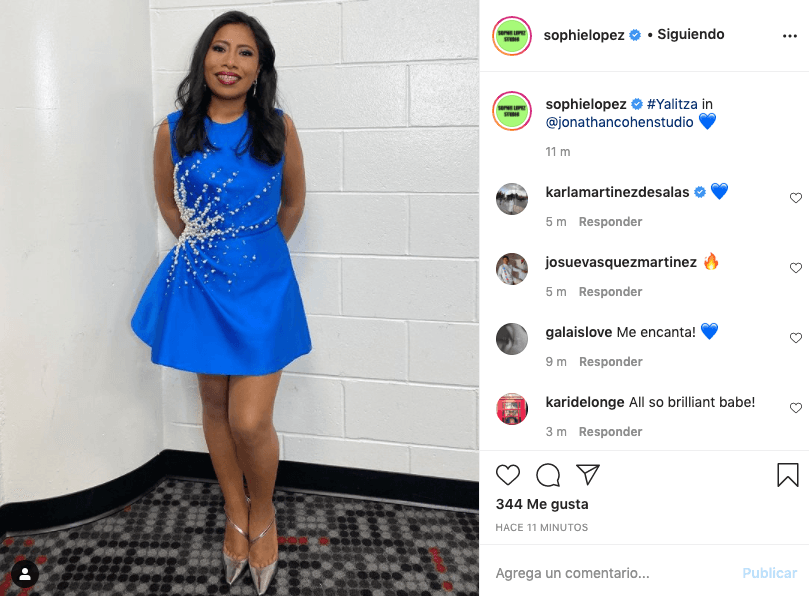 El outfit de Jonathan Cohen fue el único vestido corto que utilizó la actriz.