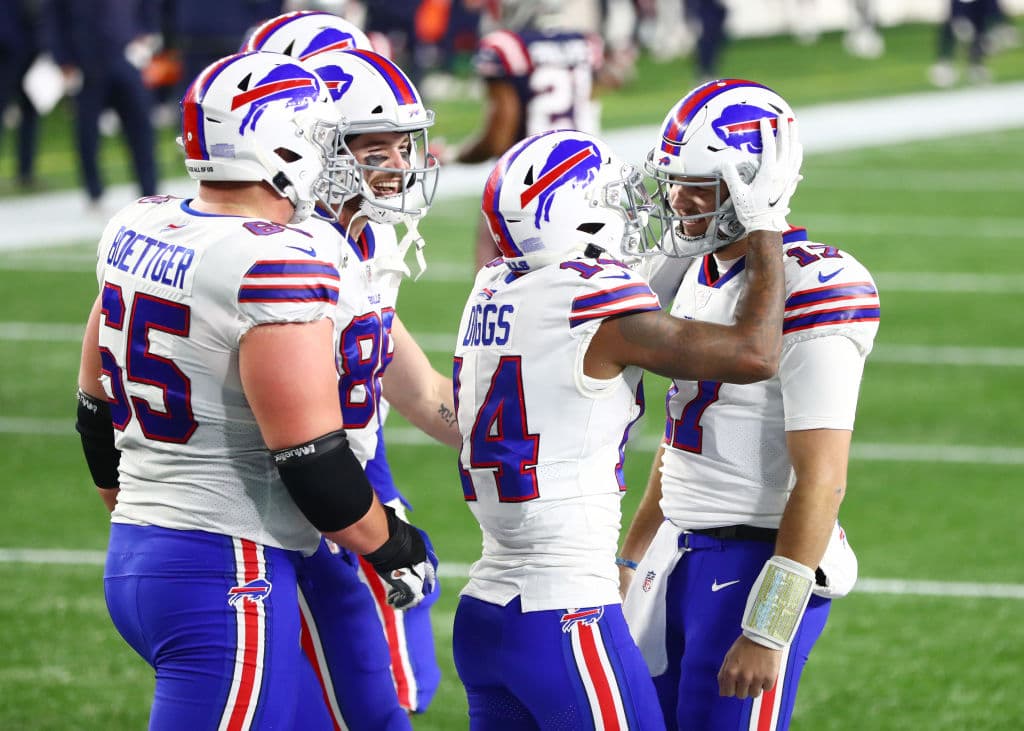 Steffon Diggs supera las 120 yardas por aire y recibe 3 pases de anotación en la victoria 38-9 sobre los New England Patriots.