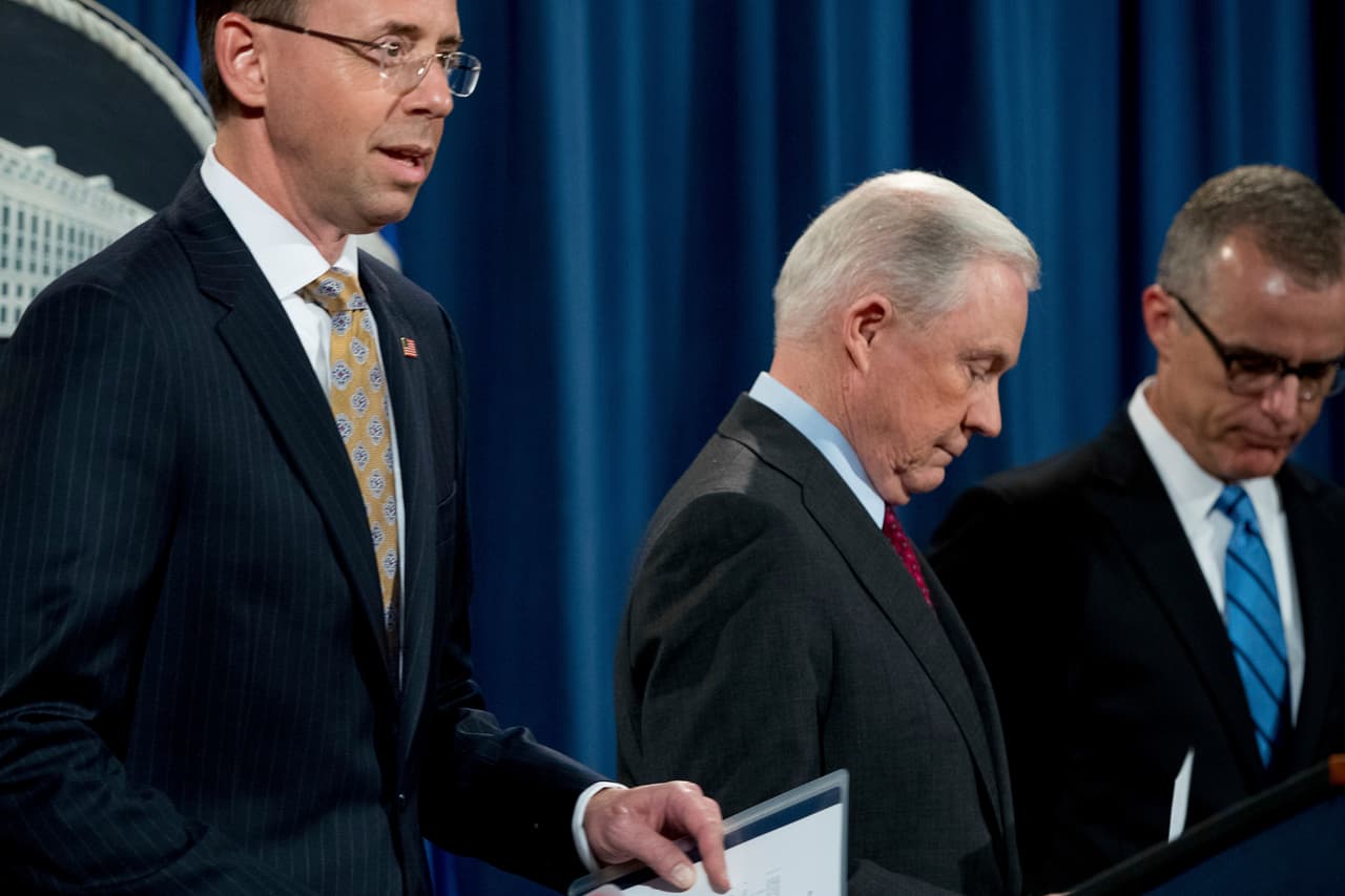 Trump insiste en desprestigiar vía Twitter a su propio Departamento de Justicia