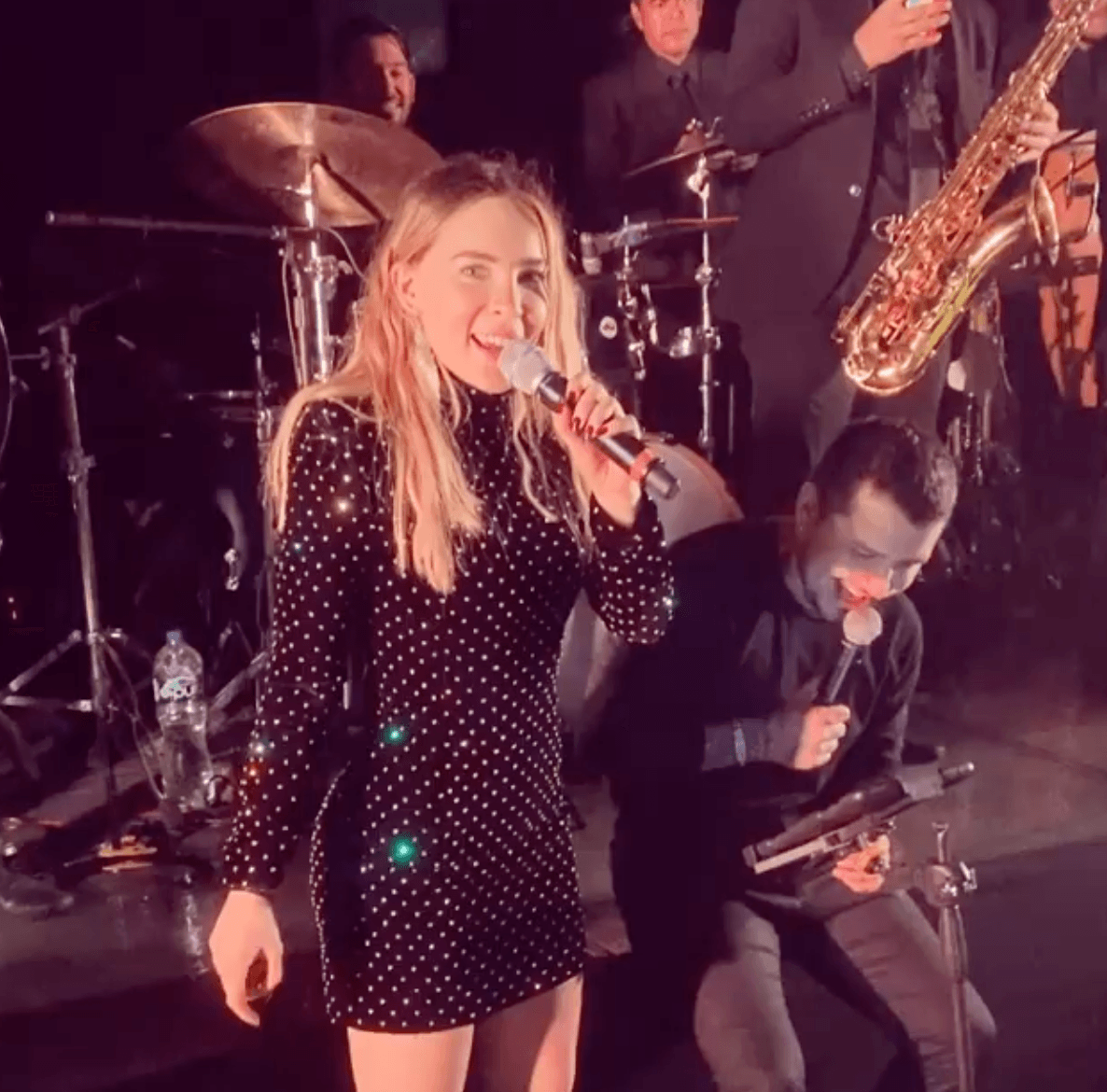 En las redes sociales se ha vuelto viral un video que publicó la mamá de
<b>Christian Nodal</b> en el que
<b> Belinda</b> le dedica unas lindas palabras, antes de cantar para ella.