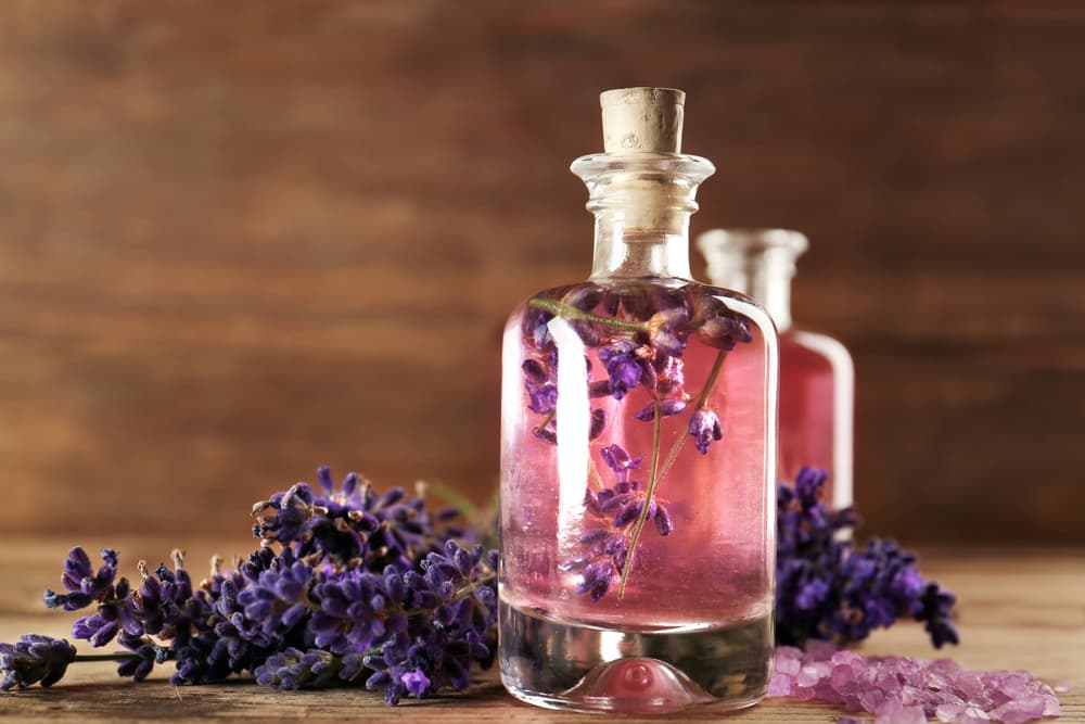 <b>Escorpión</b>
<br>Un perfume de lavada te aportará la fuerza que necesitas para destacar tu vida activa, además, en un envase coloca un poco de miel y caramelo de azúcar porque esto te va a ayudar a atraer prosperidad a tu vida siempre y cuando te bañes con esto.
<br>