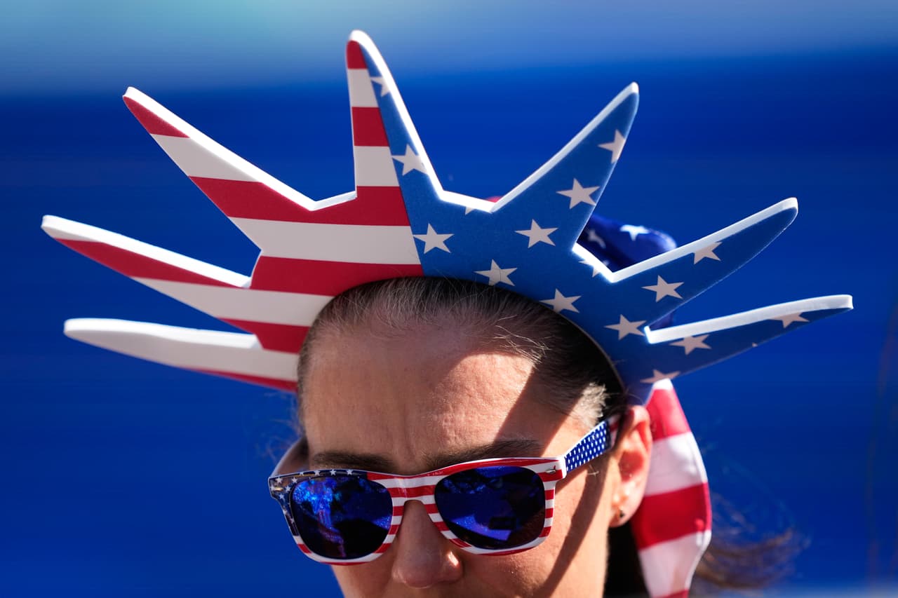 Un aficionado espera el inicio del partido de octavos de final del Mundial de fútbol entre Paraguay y Francia en Filadelfia, el sábado 4 de julio de 2026.