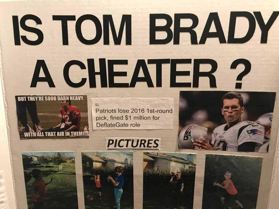 Pero usó más ingredientes en su poster. Como un meme del infame 'Deflategate', una foto de Brady llorando y otra del quarterback de los Patriots haciendo una cara extraña.