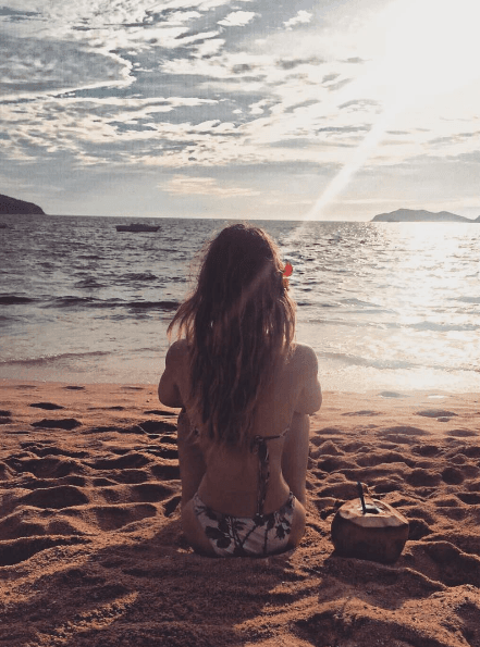 La cantante es dueña de una pequeñísima cintura.