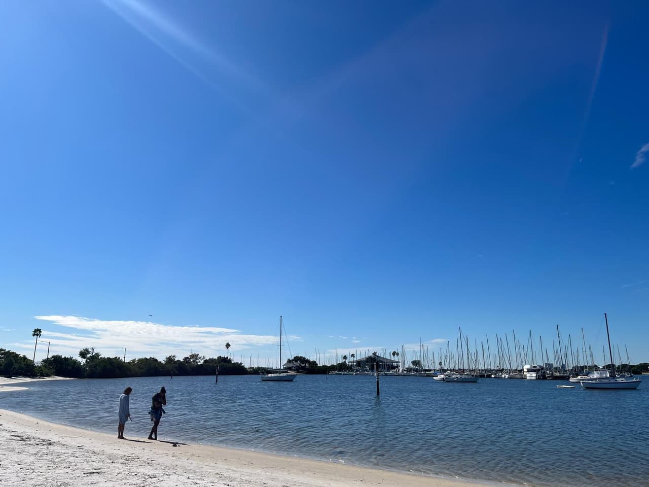 Sin embargo, nuestra reportera María de Los Ángeles Martínez presenció que varias personas estaban en ese momento en la playa.