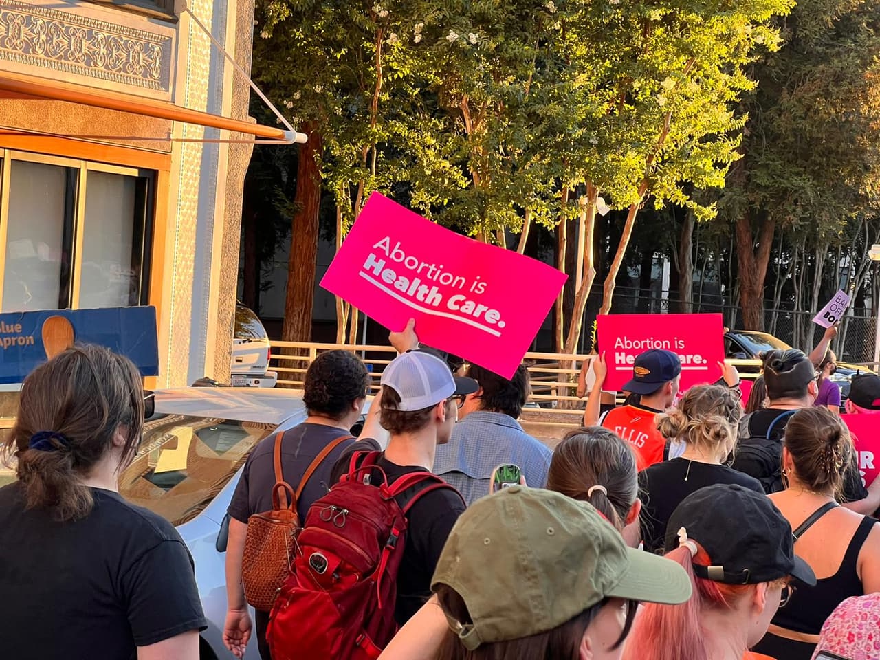 Se manifiestan en Sacramento contra la decisión de la Superma Corte sobre el aborto