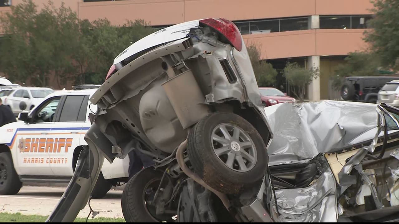 El conductor fue declarado muerto en la escena, pero hasta ahora no se revela su identidad.