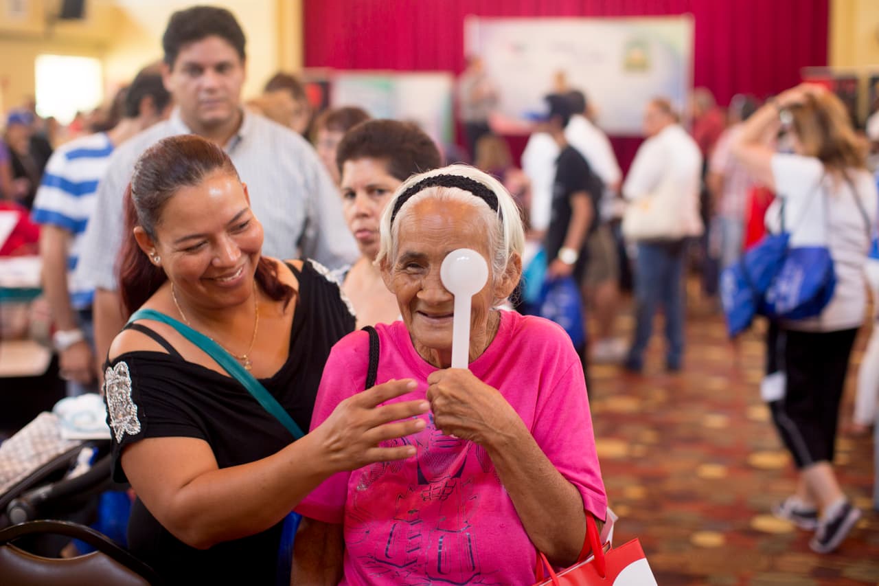“Somos muchas las personas que necesitamos de estas ayudas”, dice María Santos, residente de Homestead, durante su chequeo de la vista. Se siente muy contenta de participar en la feria de salud, no se hacía exámenes desde hace 6 meses.