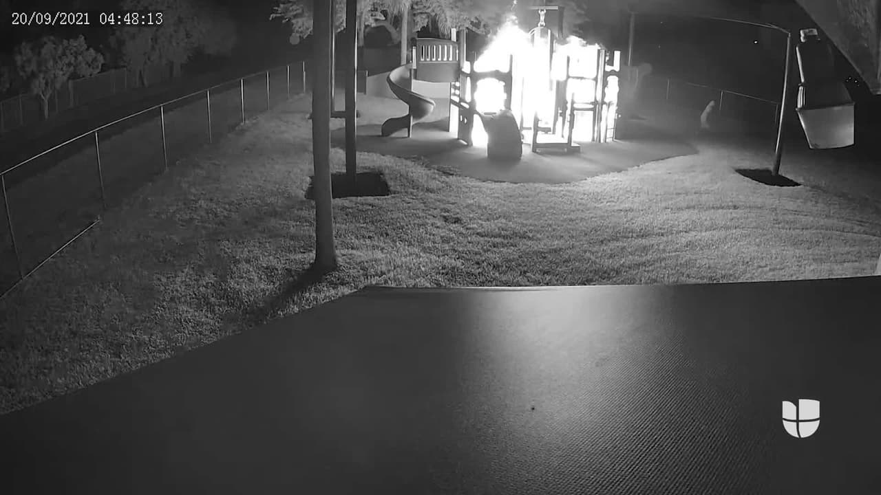 “Los niños ya no tienen donde jugar”: buscan al responsable de incendiar el parque de una escuela en Homestead