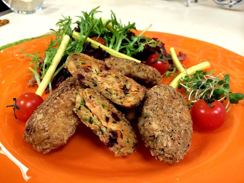 Omar Sandoval nos enseña a preparar unas croquetas de pollo saludables.