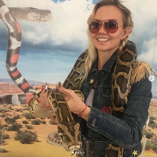 Michelle Vieth demostró su valentía posando junto a una serpiente pitón, aunque confesó que no quería ni moverse.