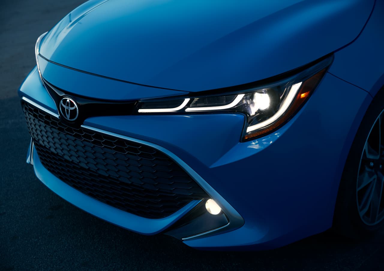 Los faros delanteros delgados con luces LED están bien integrados en los guardabarros delanteros del Toyota Corolla Hatchback 2019.