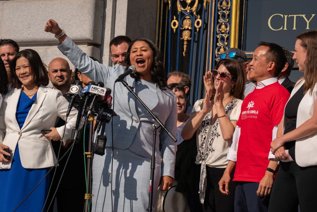 "Vamos a tener que defender su historial (de servicio público)", advirtió este lunes
<b>la alcaldesa London Breed</b> (al micrófono), al unirse a un evento de apoyo a
<b><a href="https://www.univision.com/noticias/elecciones-en-estados-unidos-2024/fotos-kamala-harris-vicepresidenta-estados-unidos-fotos" target="_blank">Kamala Harris</a></b>, a las afueras de la
<b>alcaldía de San Francisco</b>. La
<b>vicepresidenta de Estados Unidos</b>, nacida en Oakland y criada en Berkeley, podría enfrentarse a
<b>Donald Trump</b> en las elecciones de noviembre de 2024.