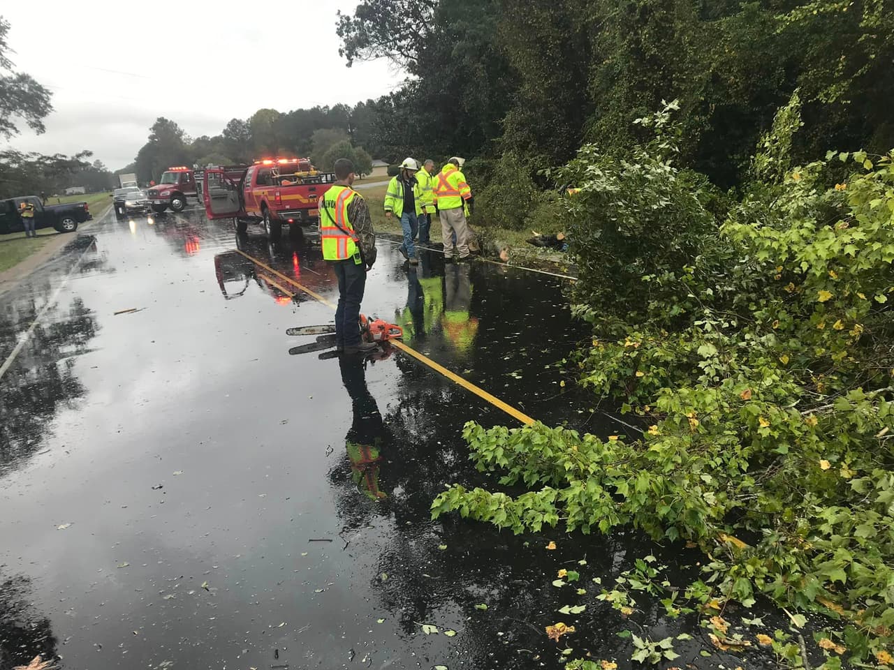 “La tormenta ha pasado, pero quedan muchos peligros con árboles caídos, líneas eléctricas y cortes de energía. Lloramos con las familias de los fallecidos e instamos a todos a tener cuidado al limpiar para evitar más muertes o lesiones”, expresó Cooper.