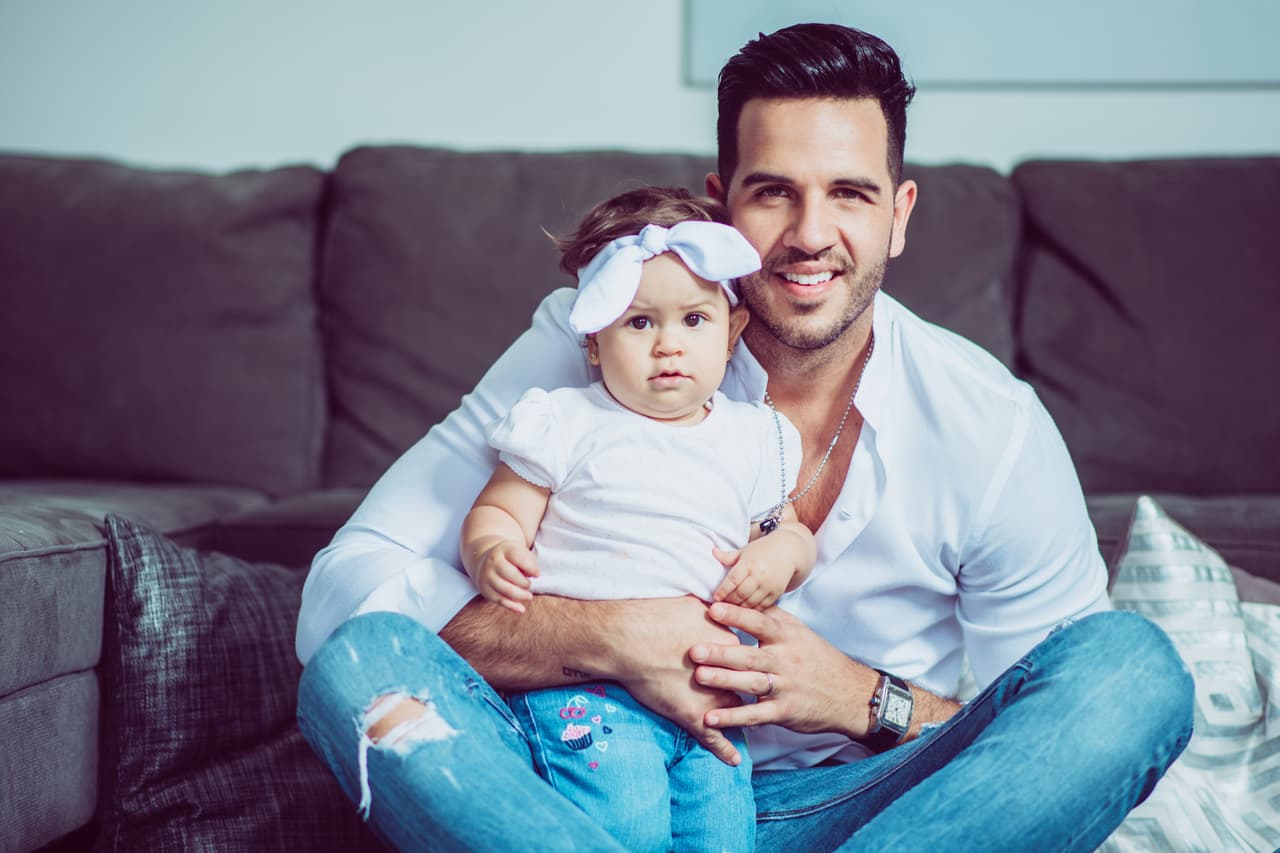 El lugar favorito de Silvana es sin duda en brazos de su papá.