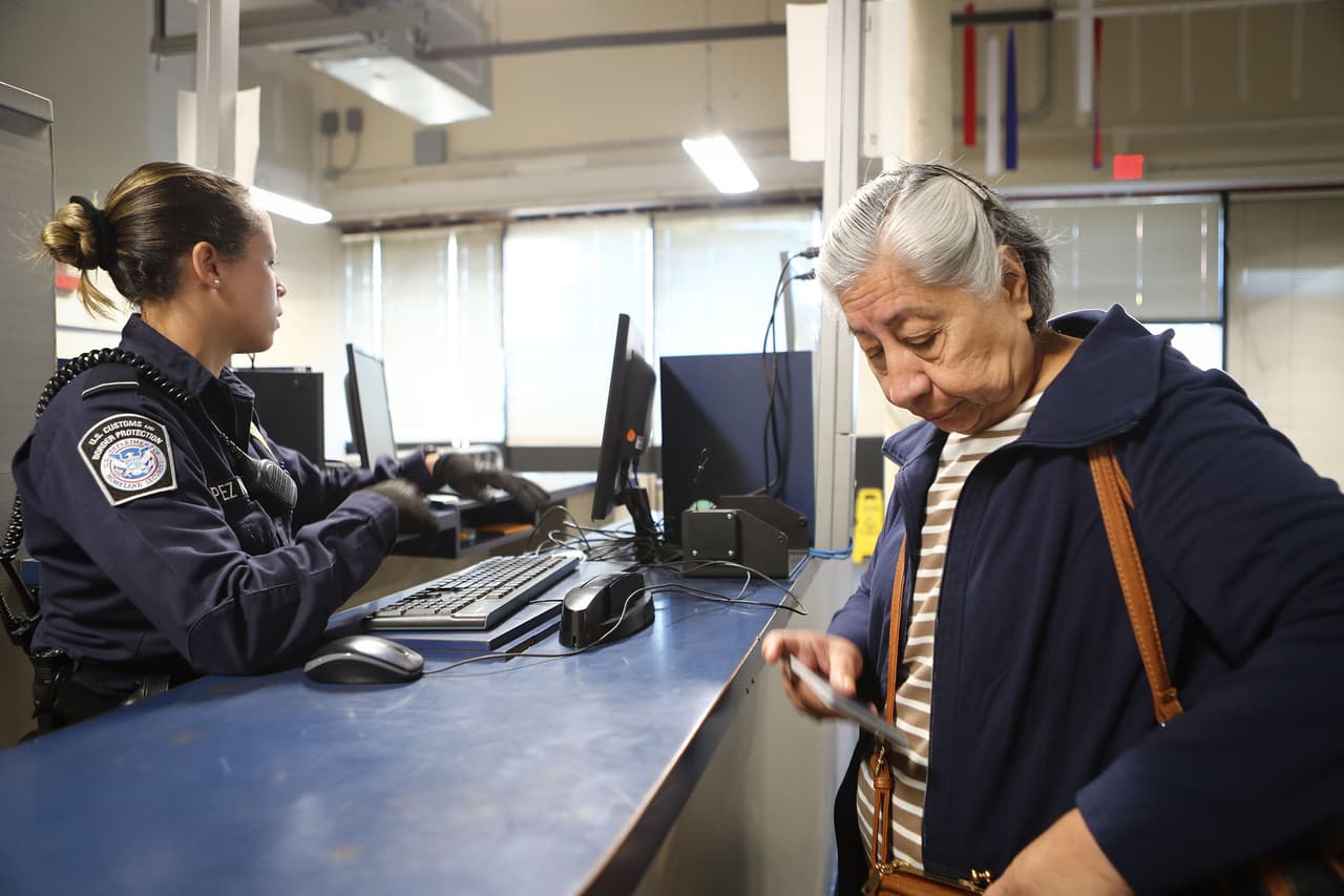 Si tienes años sin ver a tus padres que viven en México, estas organizaciones pueden traerlos a EE.UU.