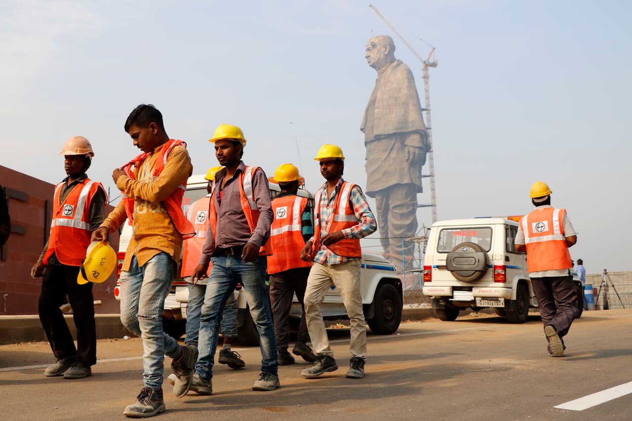 La construcción de esta efigie gigante, que se inició en 2013, generó mucho debate nacional, en parte porque
<b> alrededor de 185 familias tuvieron que ser reubicadas por las obras </b>y porque los habitantes del lugar reclamaron que la tranquilidad del pueblo iba a perderse con semejante atracción turística.