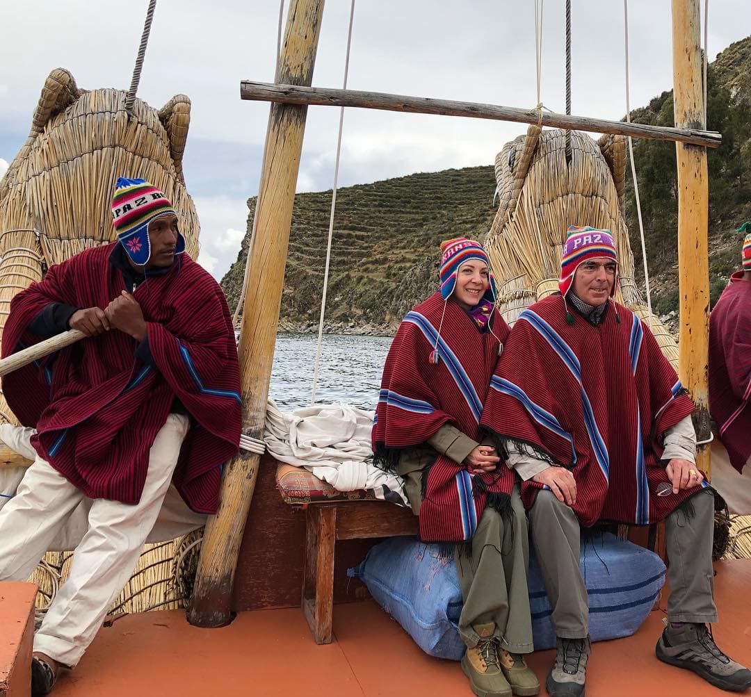 Tanto Edith como su esposo disfrutaron de la amabilidad del pueblo boliviano y, como dice el dicho: 'A la tierra que fueres..', usaron los típicos gorros y ponchos incas.