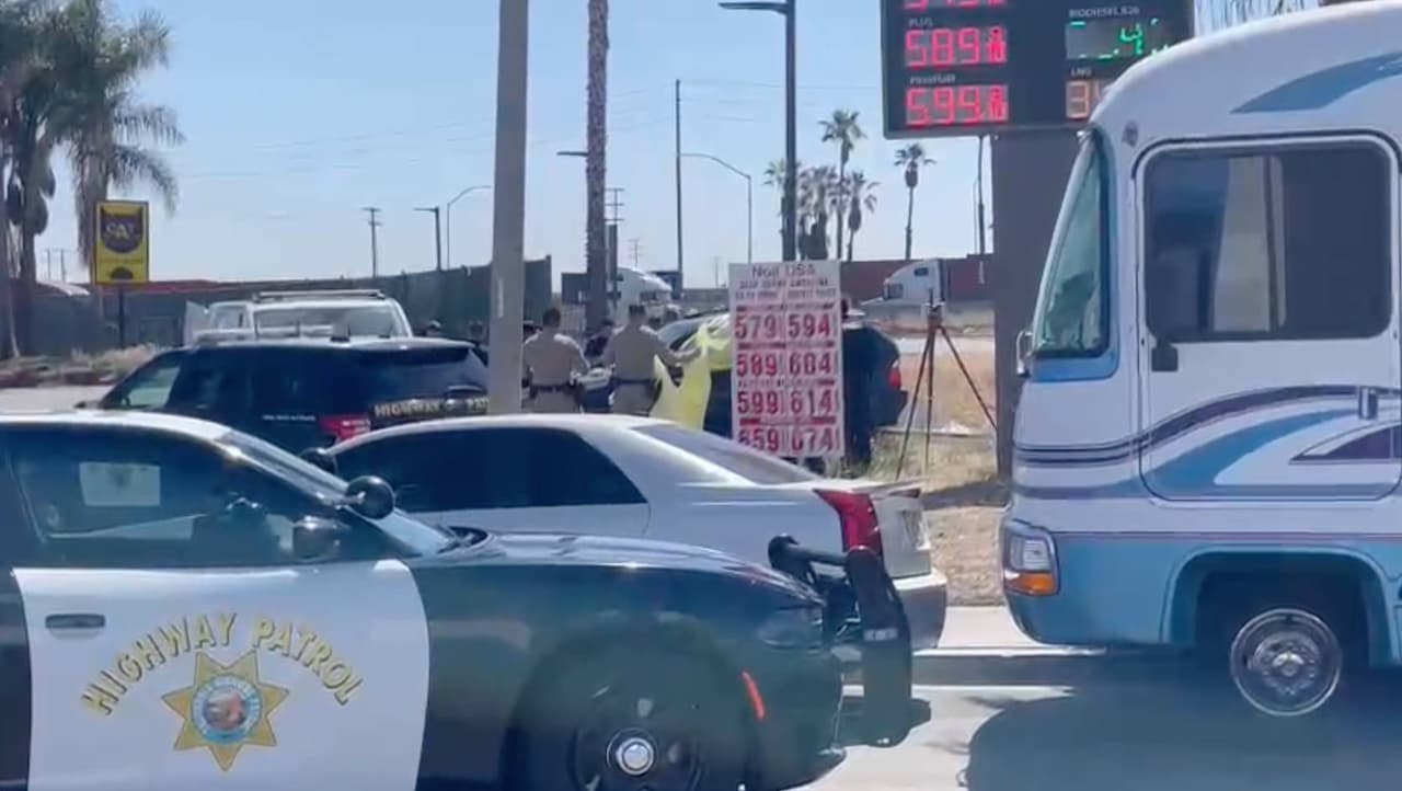 Hallan a una mujer sin vida con herida de bala en la autopista 710 en Long Beach