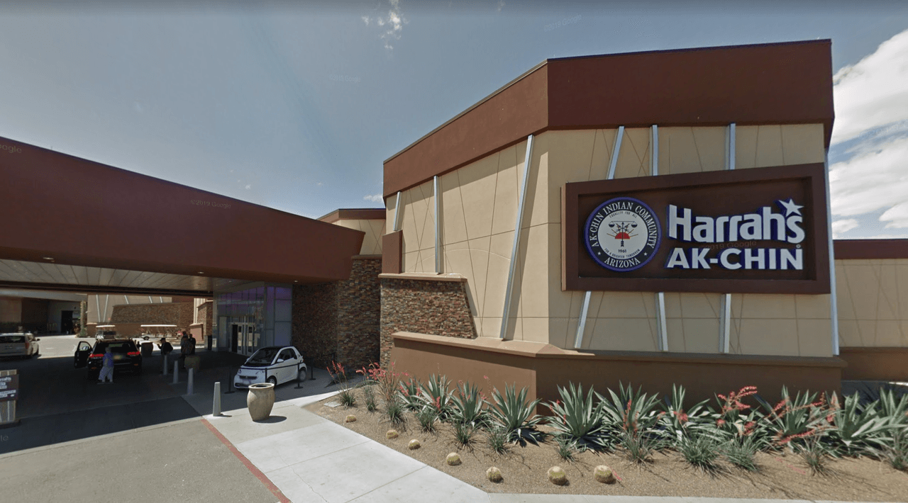 Pero no todos están cerrados.
<b>Harrah's Ak-Chin</b>: En una publicación en Facebook el martes por la mañana, el casino Harrah's Ak-Chin en Maricopa dijo que, en un esfuerzo por practicar el distanciamiento social, apagó algunas máquinas, limitó los juegos de mesa a tres personas y retiró algunos asientos del salón de bingo.
<br>