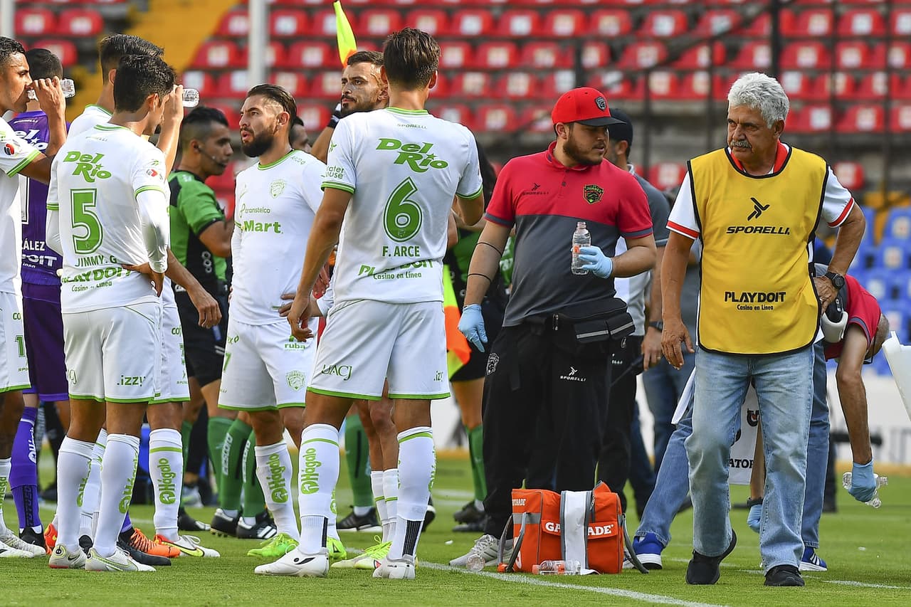 Cuando llegó la pausa de hidratación, Ferretti ya contaba con un jugador menos.