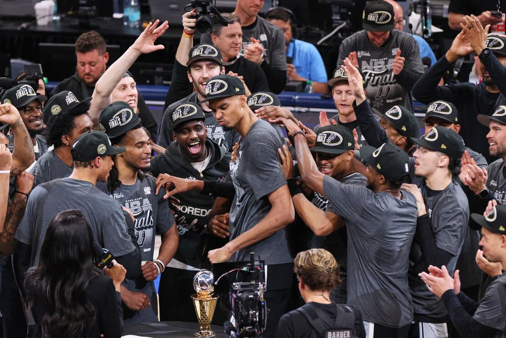 Victor Wembanyama anotó 22 puntos y los Spurs de San Antonio vencieron 111-103 al Thunder de Oklahoma City en el Juego 7 de la final del Oeste. Julian Champagnie aportó 20, 18 con triples. Shai Gilgeous-Alexander sumó 35. San Antonio avanzó a las Finales de la NBA.