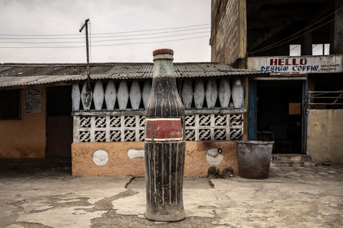 <b>Una botella para una gran afición:</b> Frente al taller Hello Design Coffin de Accra, una botella de Coca-Cola de gran tamaño resulta ser, en realidad, un ataúd. La pieza fue diseñada para homenajear al fallecido y su conocida afición por este popular refresco.